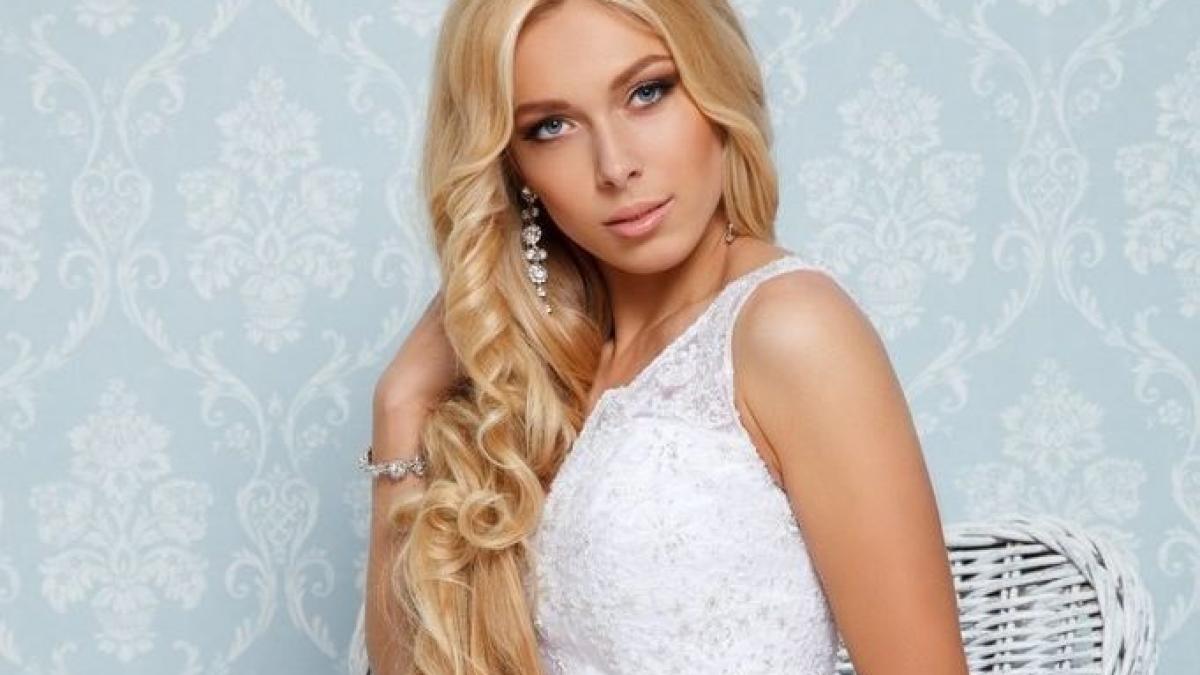 Are 20 de ani şi a fost votată de mii de oameni "cea mai frumoasă BLONDĂ din ţară". E pasionată de inginerie şi istorie