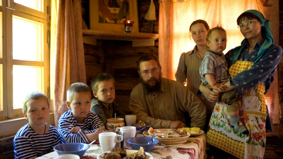 cel mai bogat om al rusiei a renuntat la tot acum el si familia sa traiesc ca in biblie