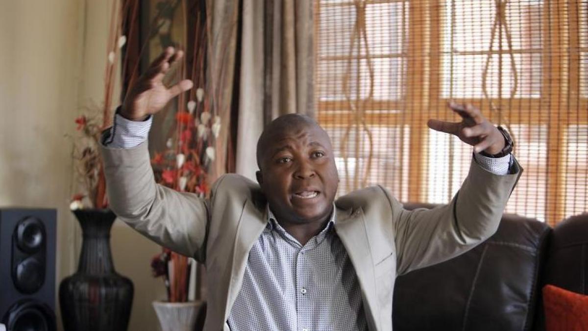 presa sud africana interpretul impostor de la ceremonia lui mandela a fost vizat de acuzatii de