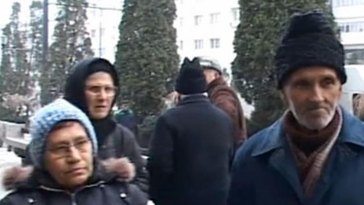 zeci de pensionari din vaslui s au strans in fata cec bank revoltati ca nu si au primit pensiile