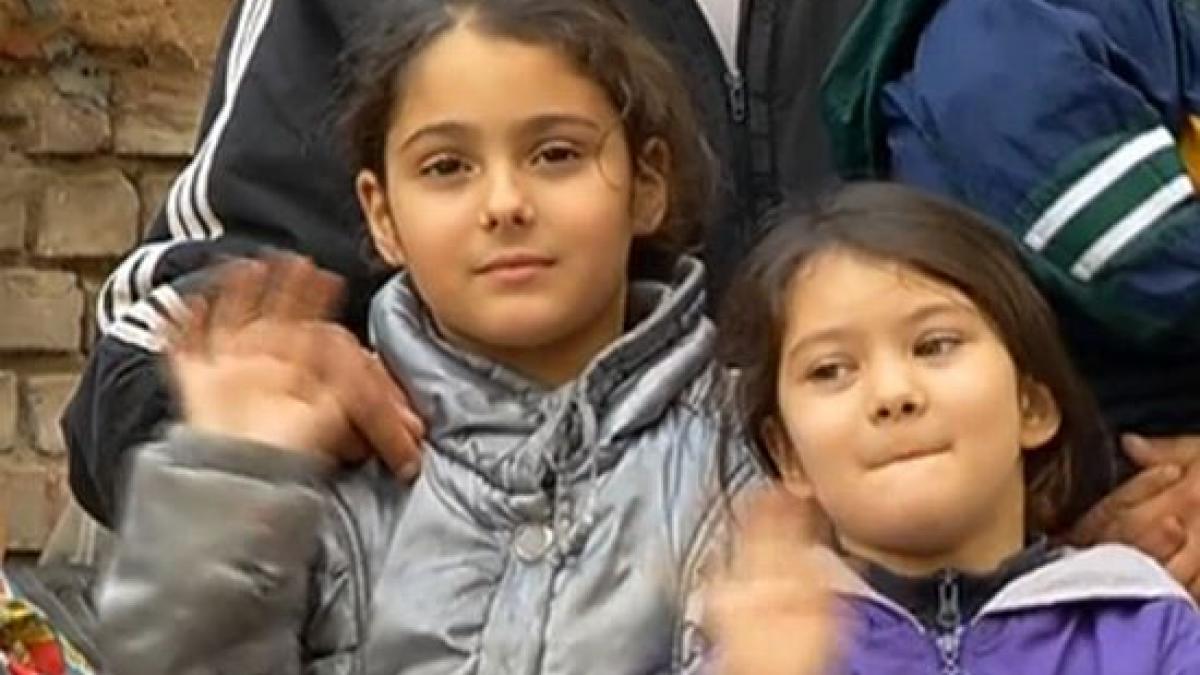 au impodobit bradul de craciun in noua lor casa iata povestea unei familii care dormea sub cerul