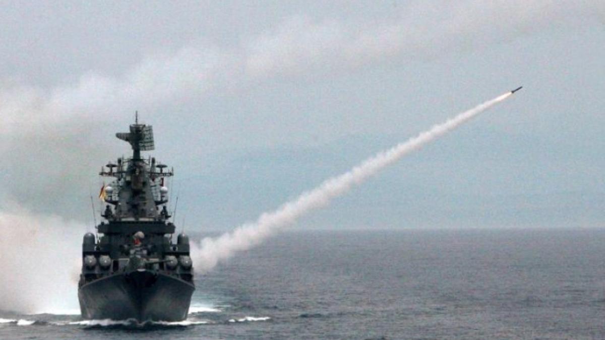 la un pas de dezastru un crucisator american a evitat coliziunea cu o nava chineza amfibie