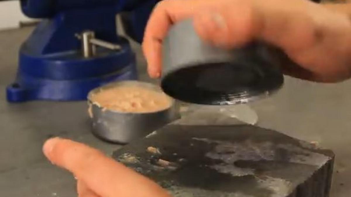 tehnica de supravietuire cum deschizi o conserva cu mainile goale