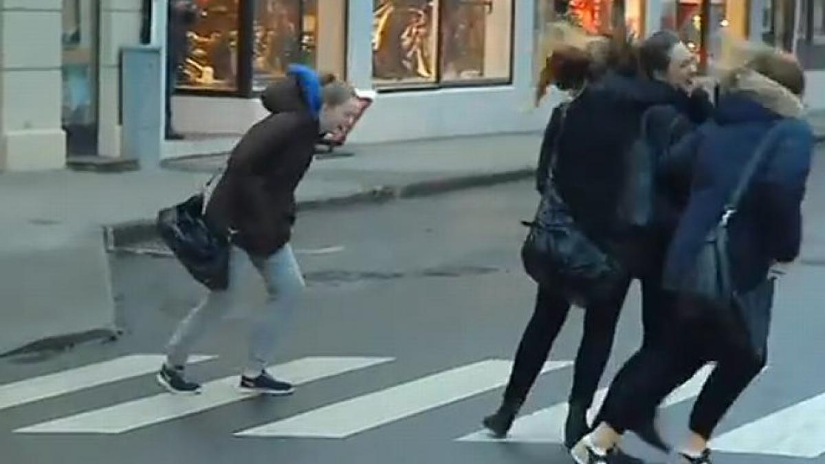 furtuna puternica in norvegia vantul i a luat pe sus pe trecatori