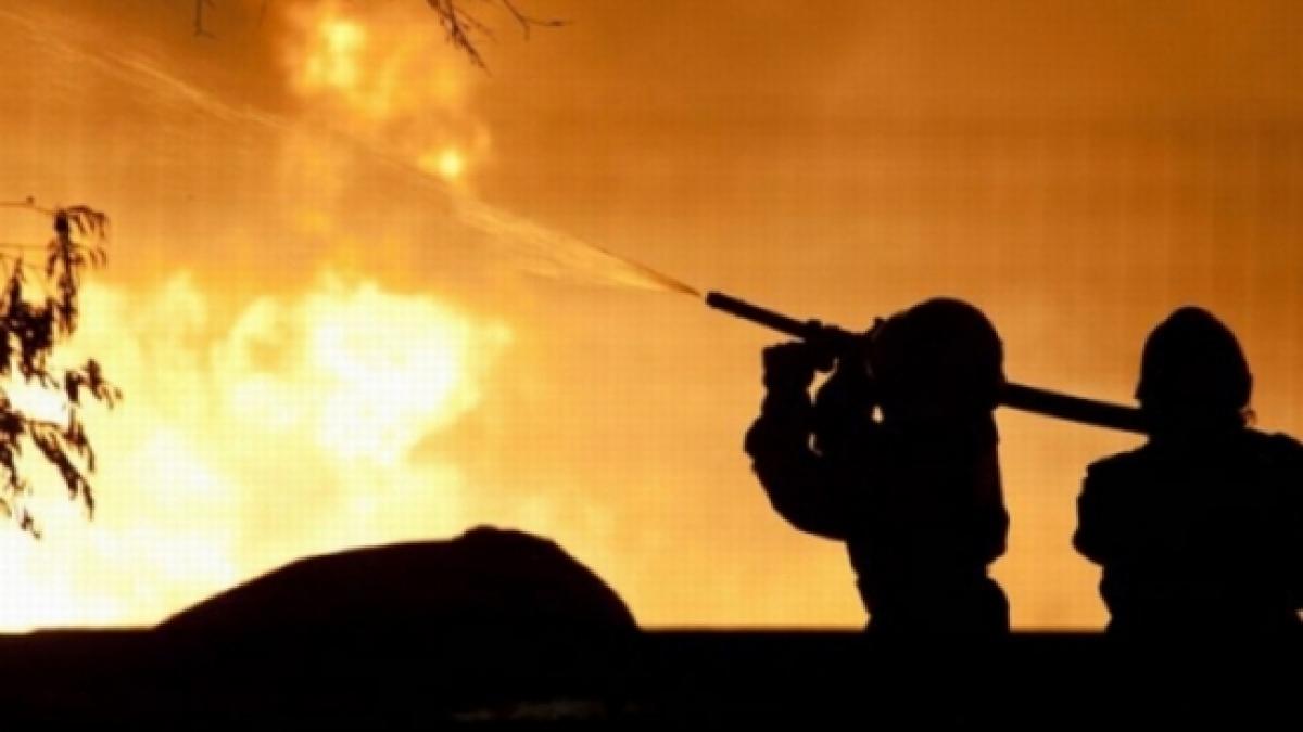incendiu puternic la un depozit de lemne din capitala