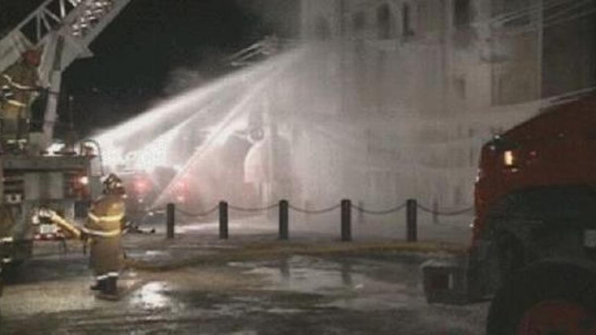 o cladire a luat foc dupa care s a transformat intr un sloi de gheata vezi aici imaginile