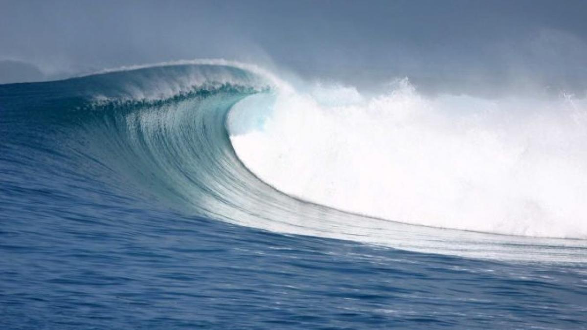 sapte tineri au fost luati de un val pe o plaja din portugalia unul dintre ei a murit