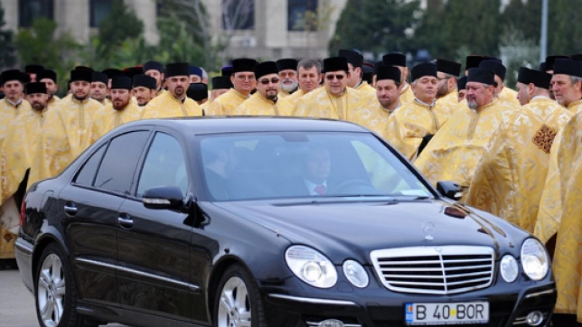 biserica ortodoxa romana propovaduieste luxul butoni de 200 de euro portofele si sapun sfintit pe