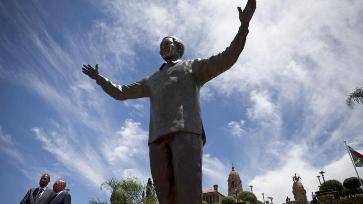 cea mai mare statuie a lui nelson mandela a fost dezvelita la sediul presedintiei sud africane