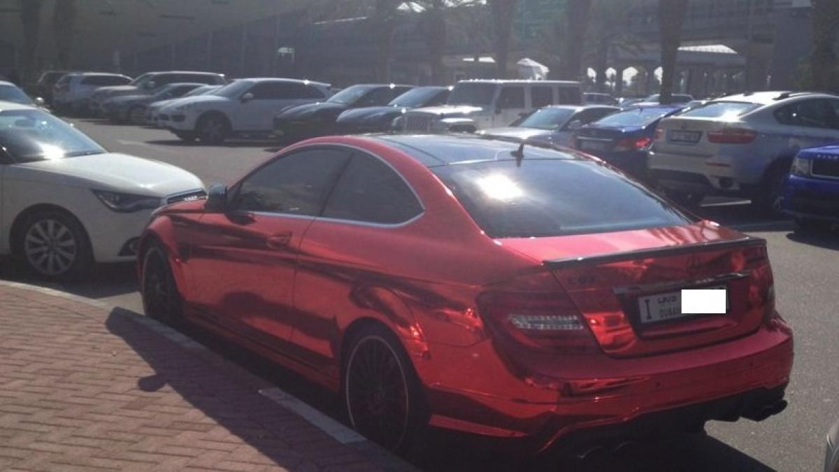 cu aceste masini vin studentii la scoala parcarea acestei universitati arata ca un salon auto