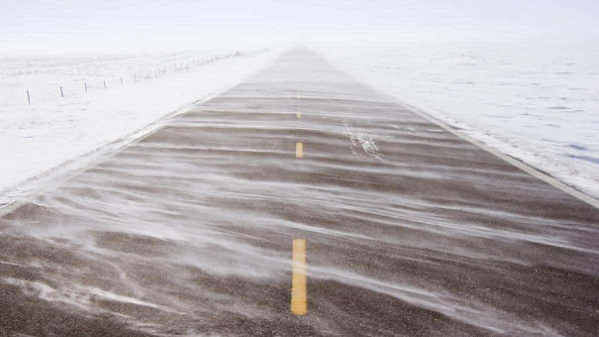 furtuna de zapada in estul canadei drumuri blocate si sute de zboruri anulate