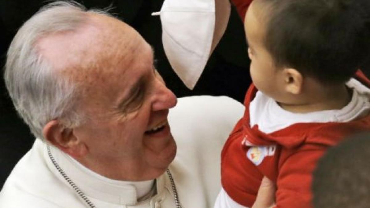 papa francisc a ramas fara palarie