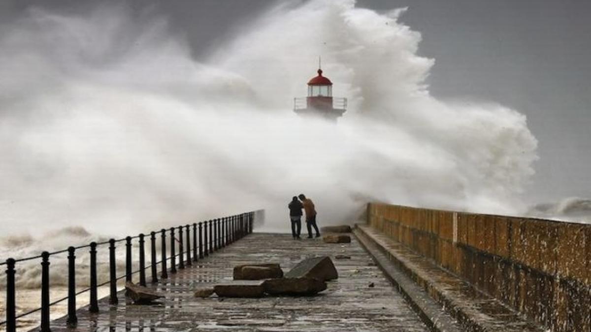 tragedie in portugalia 7 studenti au fost inghititi de un val gigantic
