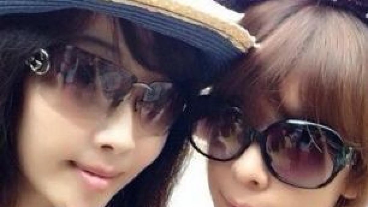 fenomenul care a innebunit china cine este sora de langa tanara asta