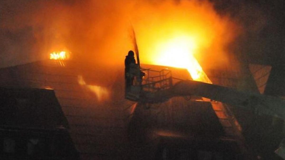 incendiu puternic la acoperisul unei cladiri istorice din arad doi pompieri au fost raniti usor