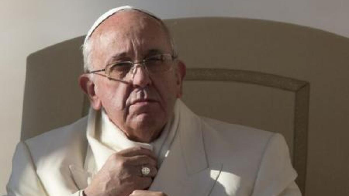 papa francisc si a serbat ziua cu oamenii strazii personalul de la vatican si un catel