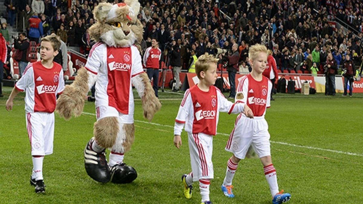 ajax amsterdam i a indeplinit dorinta unui baiat de 8 ani care sufera de o boala rara pustiul a