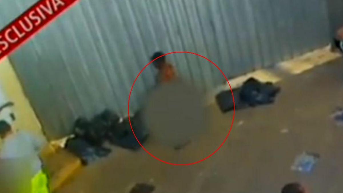 imagini socante imigrantii sositi pe lampedusa dezbracati si dezinfectati la comun ca intr un lagar