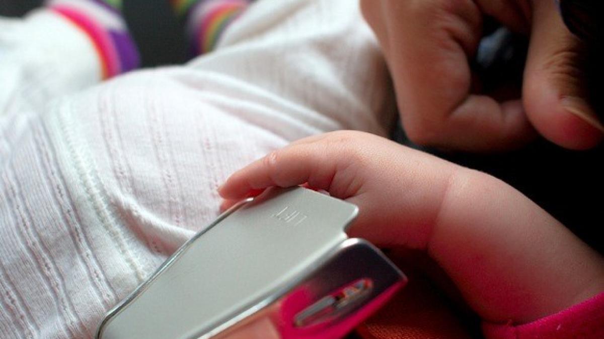 bebelus nascut in zbor spre romania femeia a fost asistata de un doctor pasager in aceeasi aeronava