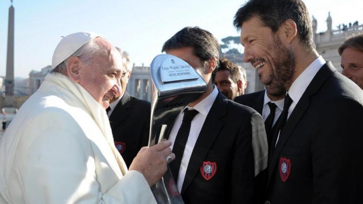 papa francisc coplesit cu urari si daruri din partea pelerinilor la ultima audienta generala din