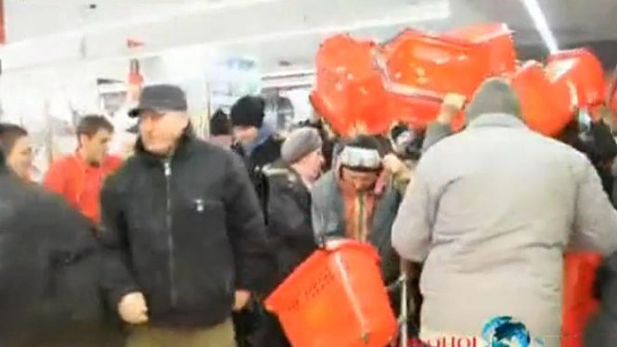 sute de oameni s au calcat in picioare la deschiderea unui supermarket iata imaginile