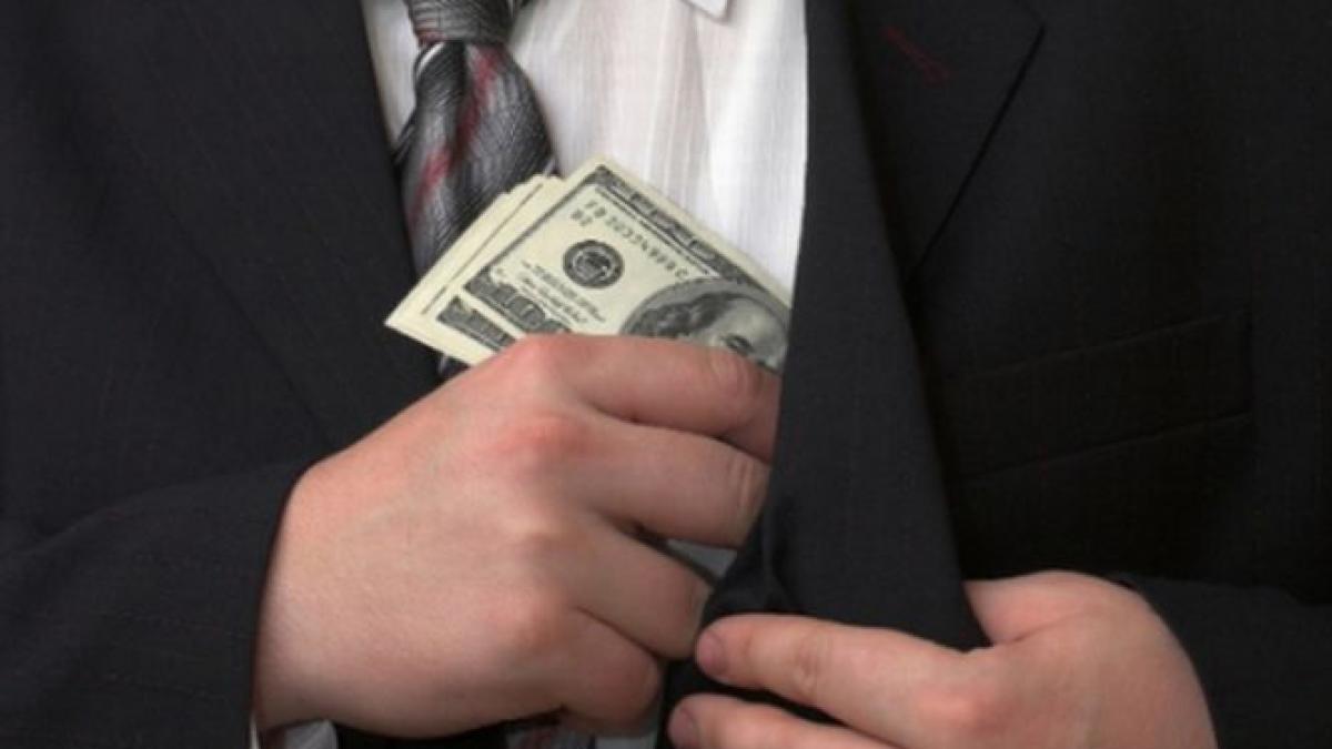 un deputat prins in flagrant cu spaga a fost prins dupa ce a fugit