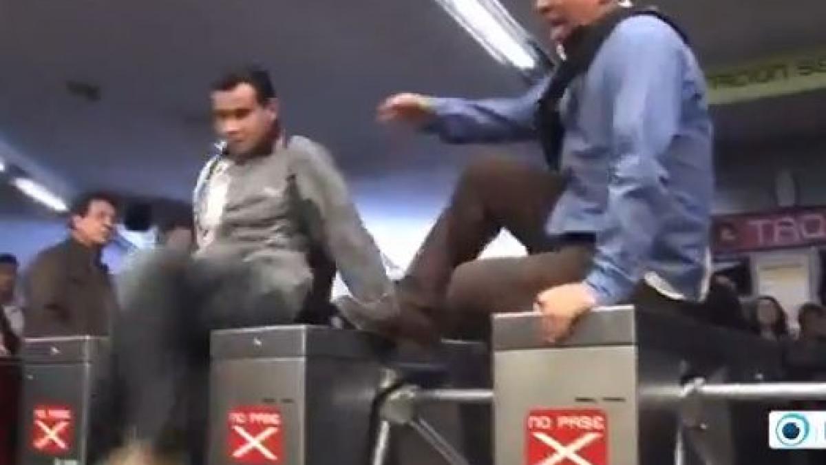 protest prin blat la metroul din mexic pasegerii sunt nemultumiti de pretul majorat al biletelor