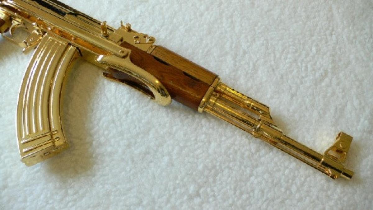 jaf armat cu o mitraliera de jucarie hotii au fugit cu cateva mii de dolari