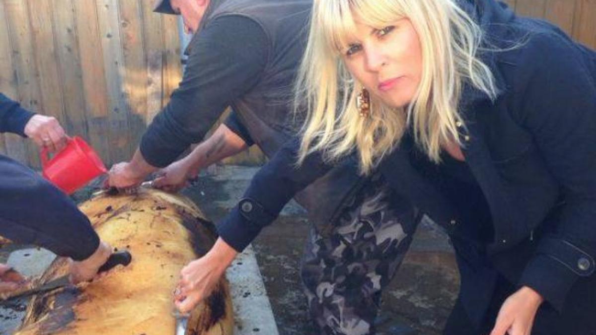 elena udrea deasupra porcului sacrificat nu este un moment mai incarcat de simboluri