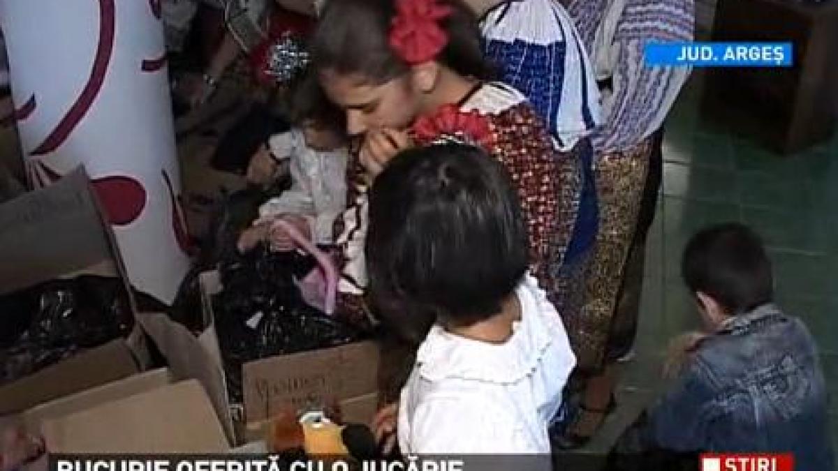 sute de copii din arges au primit cadouri in urma campaniei ofera bucurie cu o jucarie
