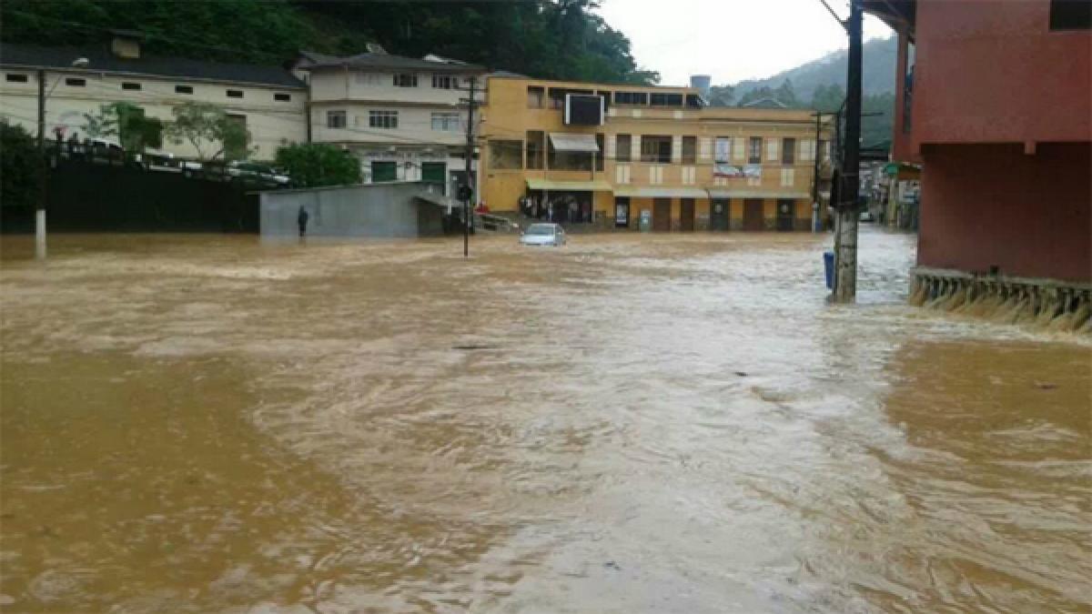 cel putin sase oameni au murit si peste 40 000 au ramas fara adapost in urma intemperiilor din