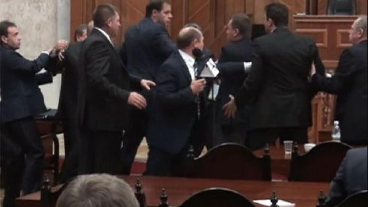 bataie in parlament in republica moldova politicienii s au paruit si au impartit pumni in ajunul