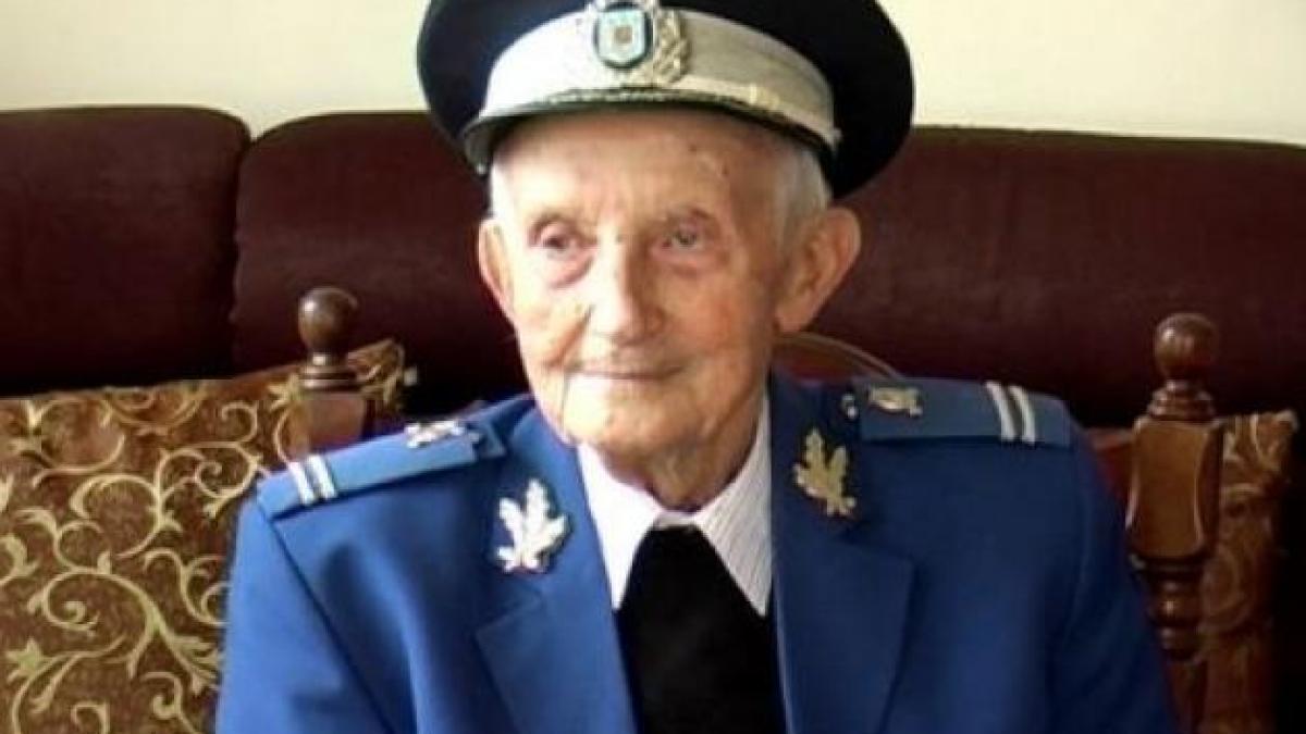 povestea uimitoare a jandarmului pantea craciun a implinit 104 ani are cont de facebook si este