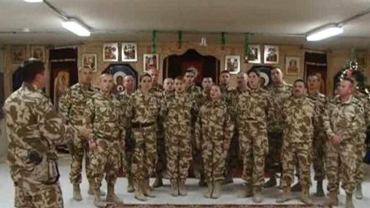 soldatii romani din afganistan nu au uitat de traditie s au strans langa brad si au cantat colinde