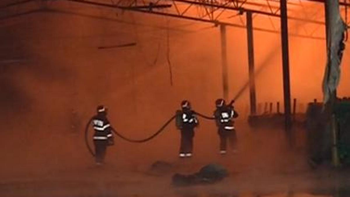 un depozit de materiale plastice din zona vitan barzesti a ars in totalitate