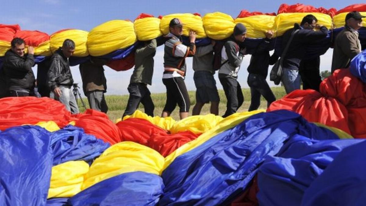 o imagine a drapelului romaniei pe care antena 3 l a inscris in cartea recordurilor printre cele