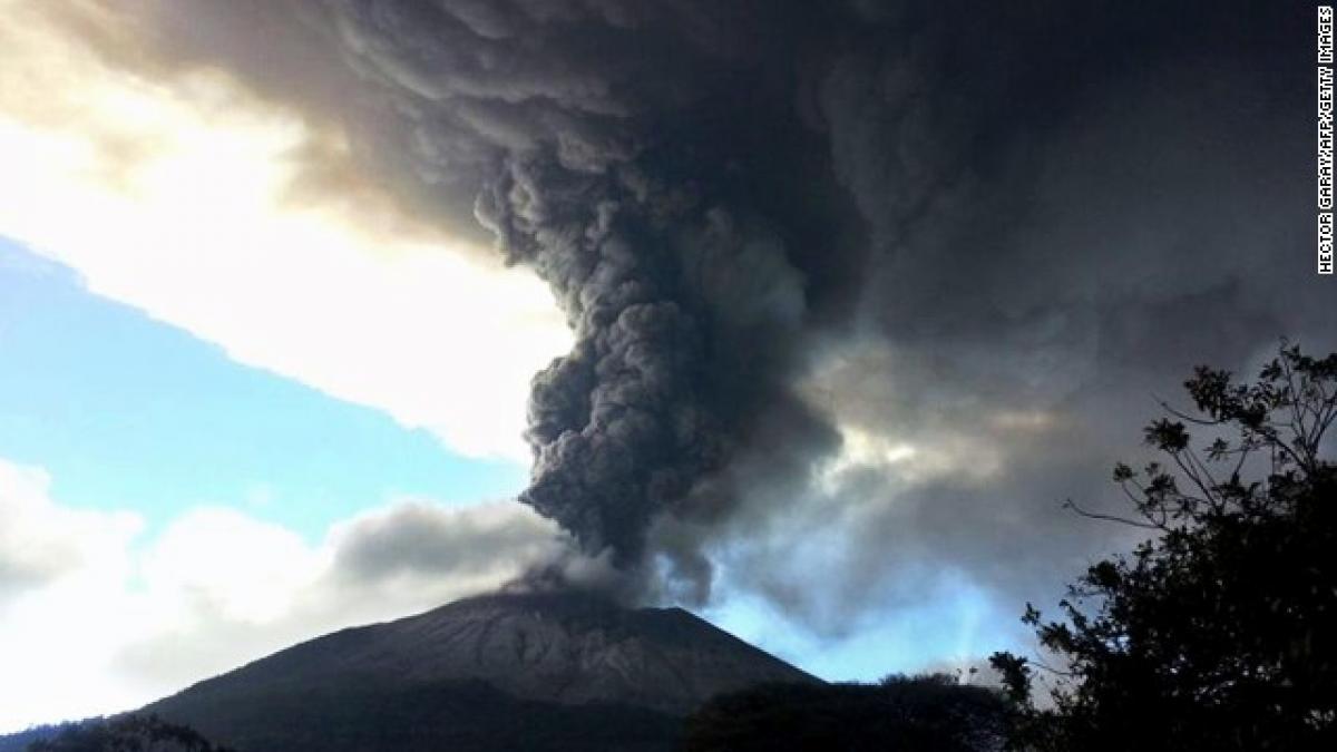 un vulcan din el salvador a erupt violent norul de cenusa vulcanica s a ridicat la aproape 2