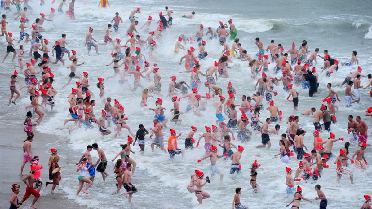 20 000 de oameni pe plaja scheveningen pentru scaldatul de anul nou in apele reci ale marii nordului