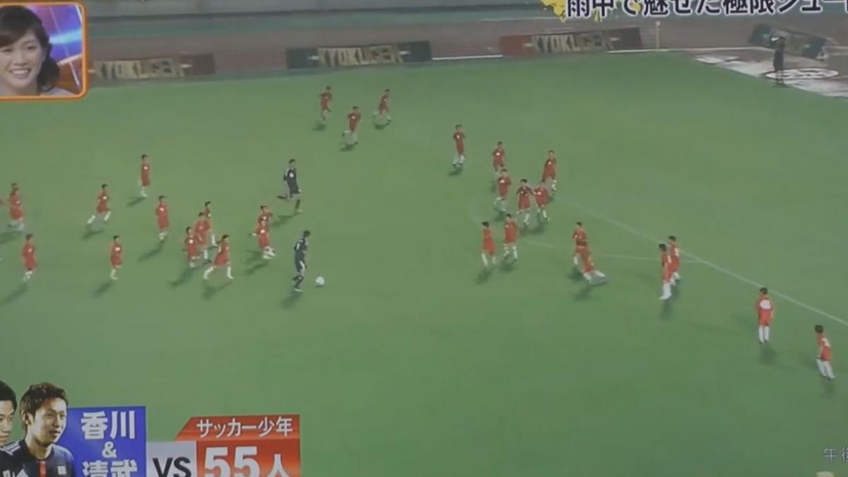 doi fotbalisti profesionisti joaca contra a 55 de copii iata ce echipa inscrie gol dupa gol