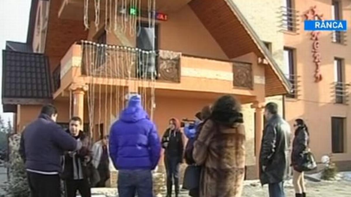 revelion de cosmar la ranca turistii au fost luati la bataie de prietenii patronului pensiunii in