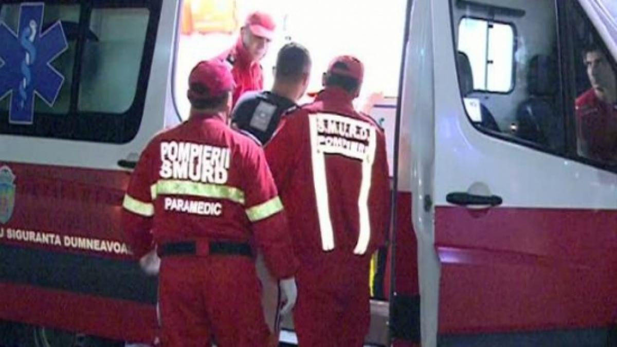 teribilism patru tineri au ajuns aseara la spital dupa ce au intrat cu masina intr un stalp dintr o