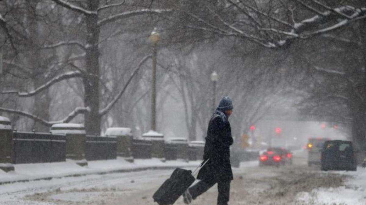 furtuna de zapada in sua scoli inchise trafic aerian si rutier paralizat in nord estul tarii
