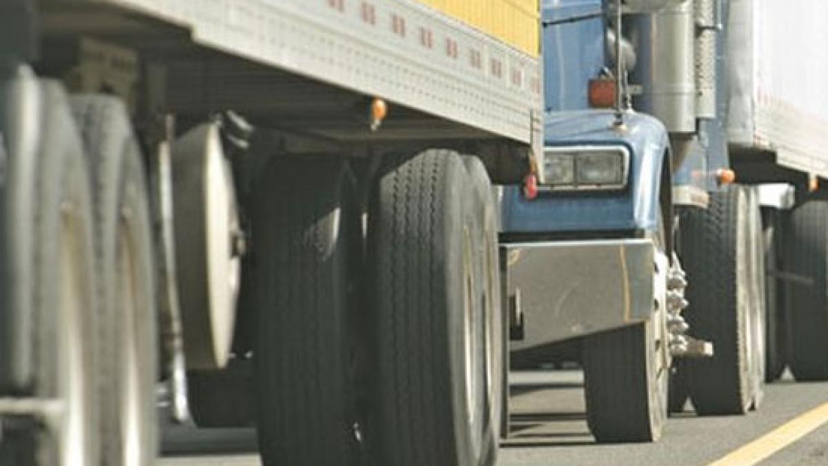 o remorca plina cu lemne s a rasturnat pe un drum din suceava