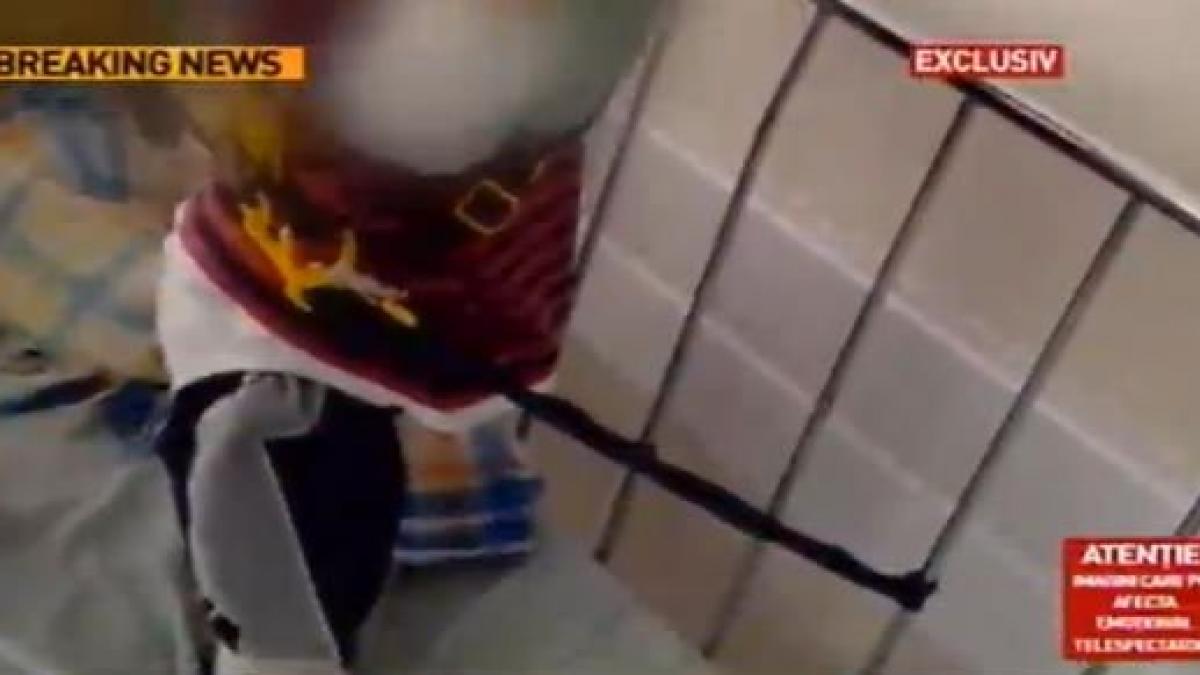 socant un copil din spitalul judetean din bacau este legat cu hamul de pat