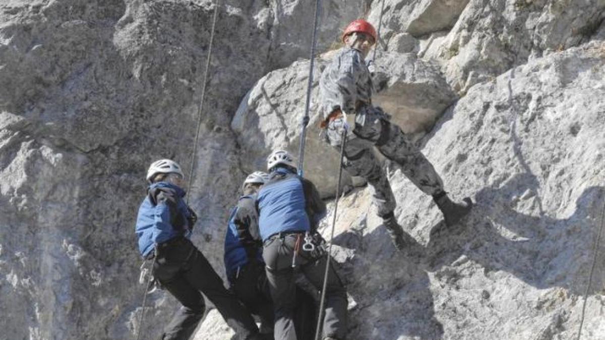 un calugar pustnic din valcea a fost salvat de jandarmii montani