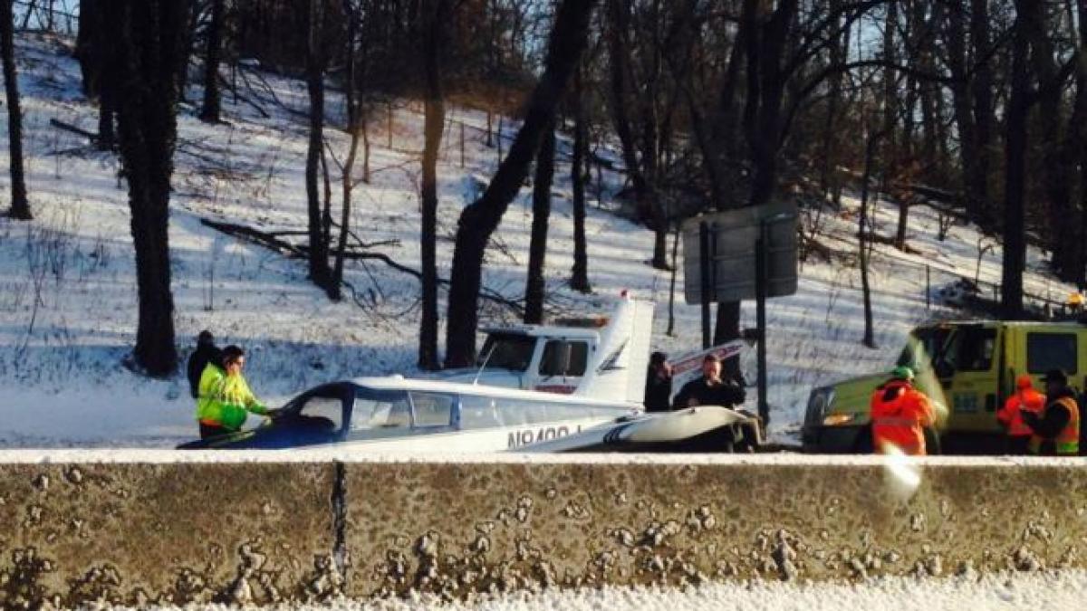 un avion de mici dimensiuni a aterizat de urgenta pe o autostrada din new york