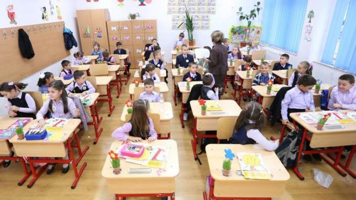 elevii incep astazi scoala cand vor lua din nou vacanta
