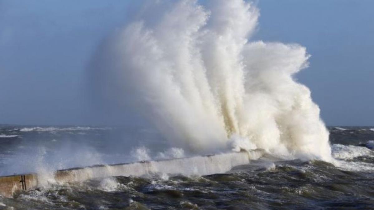 francezii si britanicii se lupta cu cea mai grea furtuna din ultimii 20 de ani