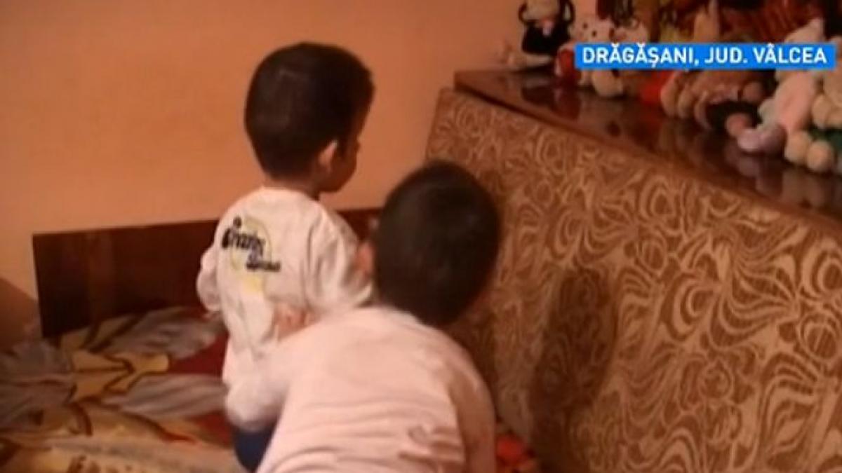 la patru ani doi gemeni nu vad si nu vorbesc din cauza unei boli grave parintii lor au nevoie de