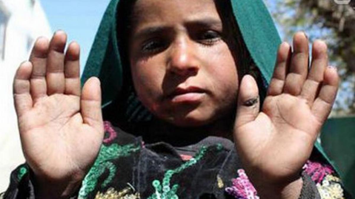 un copil de 8 ani a incercat sa se arunce in aer fetita a fost prinsa de politistii din afganistan